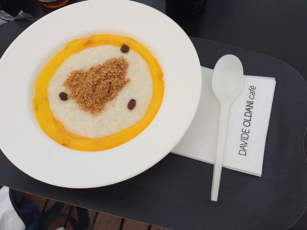 kn0l0gy's tweet photo. Stop pranzo al gazebo Davide Oldani pensando a #Masterchef : risotto con zafferano, panettone e uvetta @Falcone_News http://t.co/eyw9SCjeyT