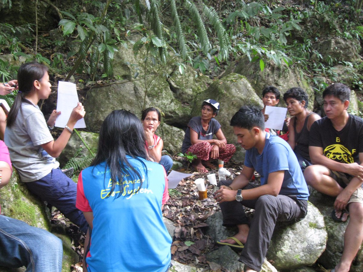 realclarkshark's tweet photo. @USAID_BWISER Program Team coaching the BLET/SMART-LAWIN patrollers of Brgy Lumutan, Gen Nakar, Quezon. #APFFI #FFIPH http://t.co/OXWgzuXFIa