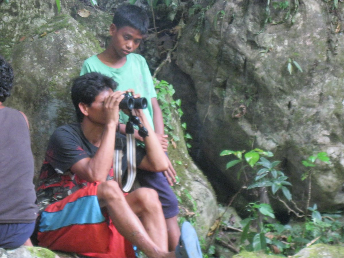 realclarkshark's tweet photo. @USAID_BWISER Program Team coaching the BLET/SMART-LAWIN patrollers of Brgy Lumutan, Gen Nakar, Quezon. #APFFI #FFIPH http://t.co/OXWgzuXFIa