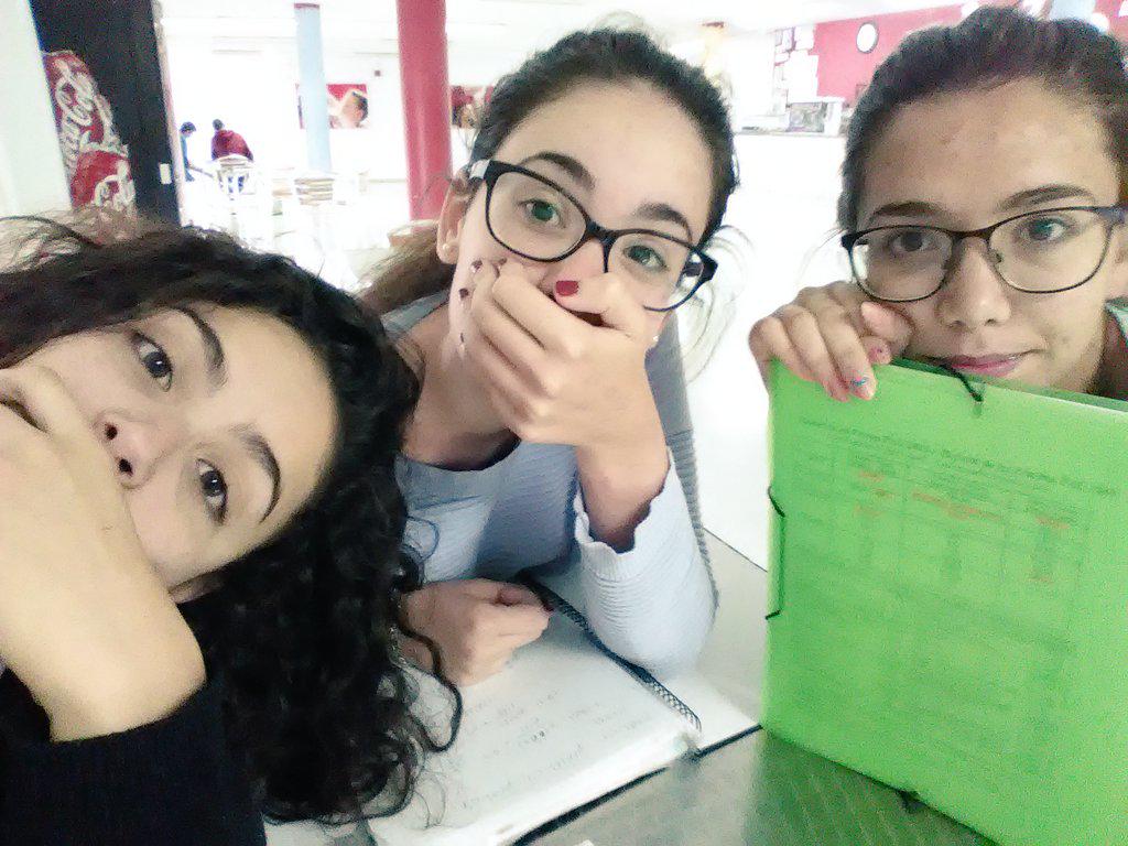DanielleHenao_'s tweet photo. Queda inaugurada la temporada de las ojeras 📓📓 @GeorgianaPirlog  @Raquelvidal_8 http://t.co/1ZfYDtGAcj