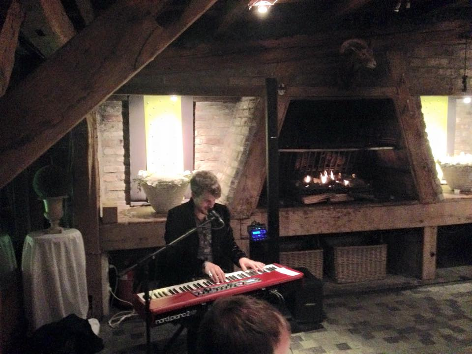 yannroundtable's tweet photo. RT30 Oostende knows how to organise a cozy meeting! #augustijnvermanderen #piano #orchestralmanoeuvresinthedark http://t.co/x1LfLBU748
