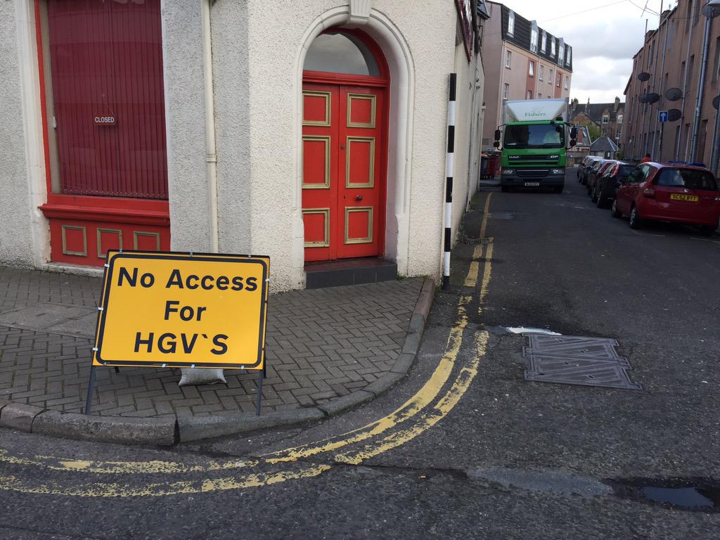 meejahor's tweet image. HGVs banned from Alexander Place to stop roadblocks on 1-way street. #NotThisGuy #RulesDontApply @HighlandCouncil