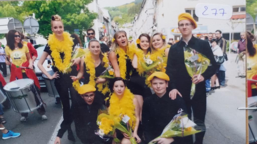 DubostWendy's tweet photo. #20ans #ClasseEn5 #10Mai2015 🙊🎉❤ http://t.co/gOZtB4ofM1