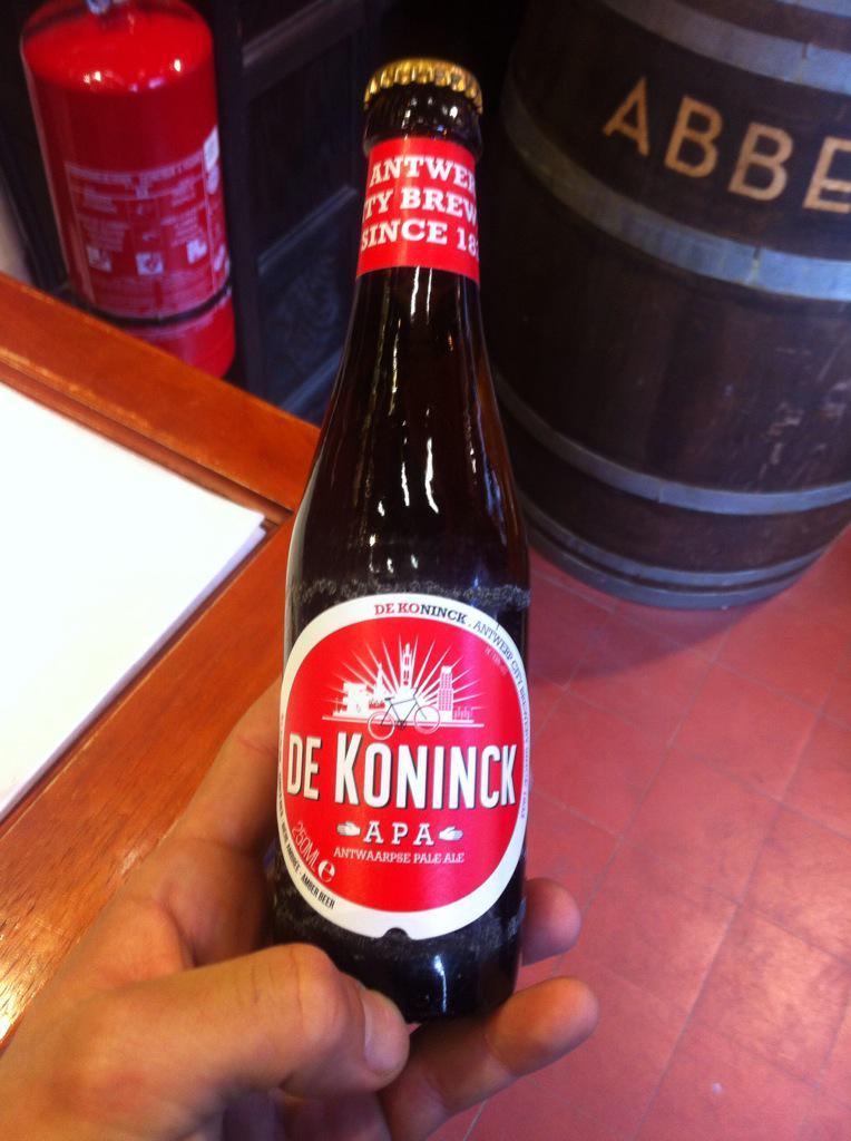 LiefdeVoorA's tweet photo. Nieuw #etiket van 't #bolleke verliest wat z'n nostalgische charme #kill #strak =/ #trendy #marketing #handje #apen http://t.co/HCrJyqyQBl