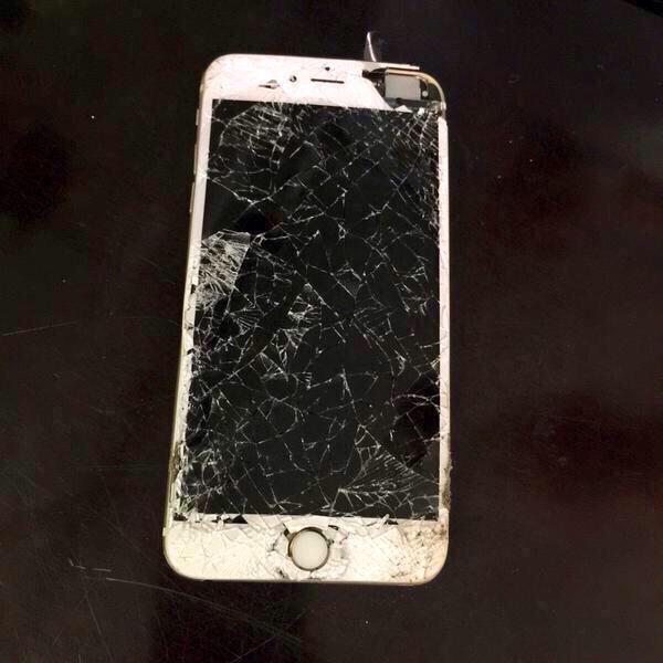 alffromparamore's tweet photo. @HayleyWonline I licked my mom's phone til this happened 😕 http://t.co/CEoe2M4r1Y