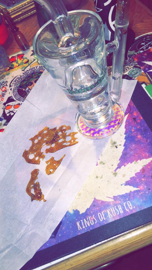 ClarisaCorin's tweet photo. Love me some shatter! #kingsofkushco #shatter #hitmanglass #weedlyfe #DabLyfe #TeamKUSH #dailydabber 🙊🙈 http://t.co/crniqFNZIv
