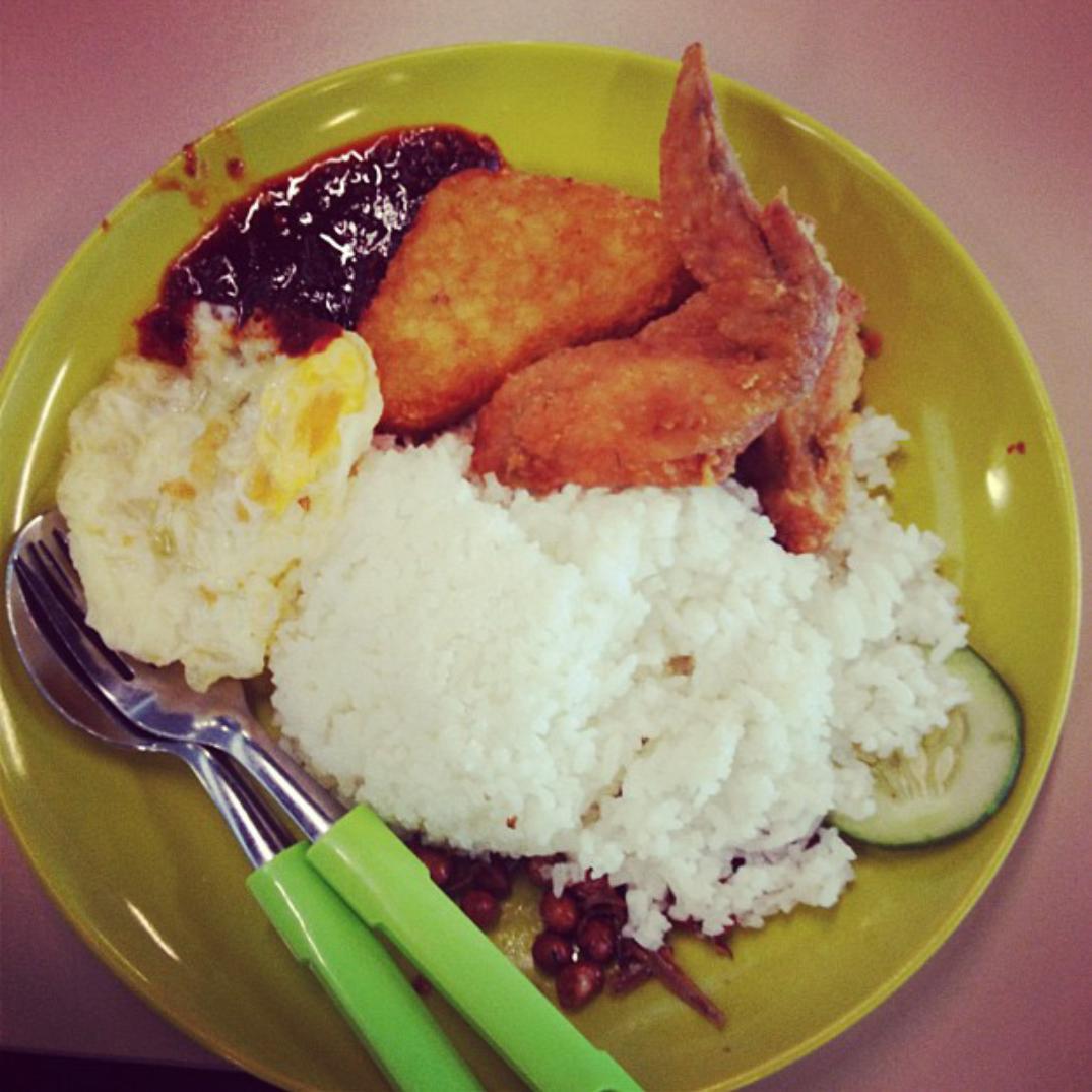 _afysatria's tweet photo. I miss this Nasi Lemak at ITE College West Matrix 😔 I miss the kakak too 😂 #2012batch http://t.co/N1Az9rULYd