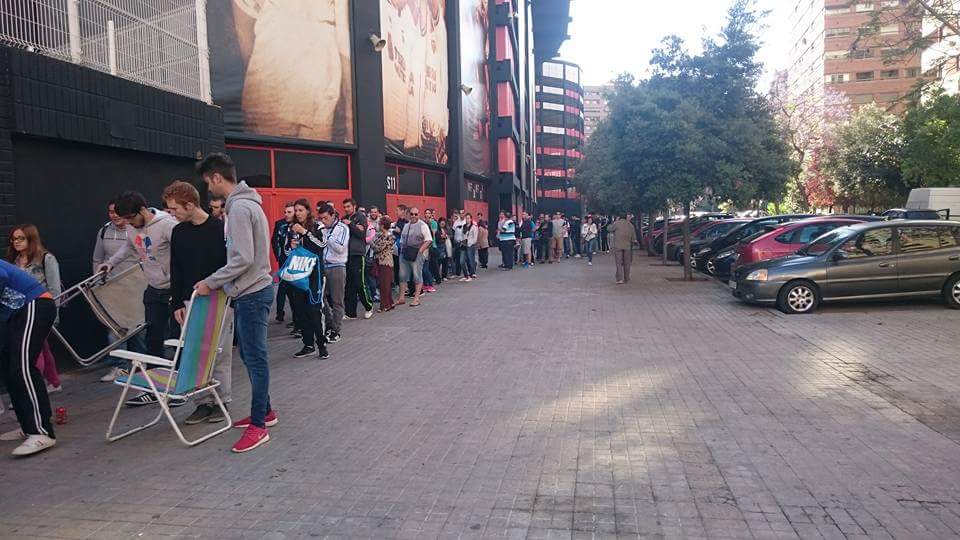 vcf83's tweet photo. Colas en Mestalla http://t.co/r7fq8ALiRe