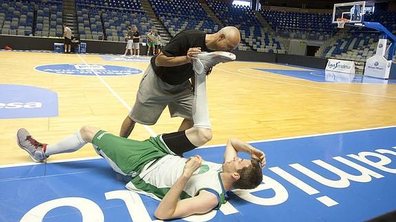 SURDeporte's tweet photo. El trío estelar del Unicaja, Granger, Toolson y Vázquez, en horas bajas http://t.co/MwG9oT65kr Por @emirandasur http://t.co/1e5C08mtXI