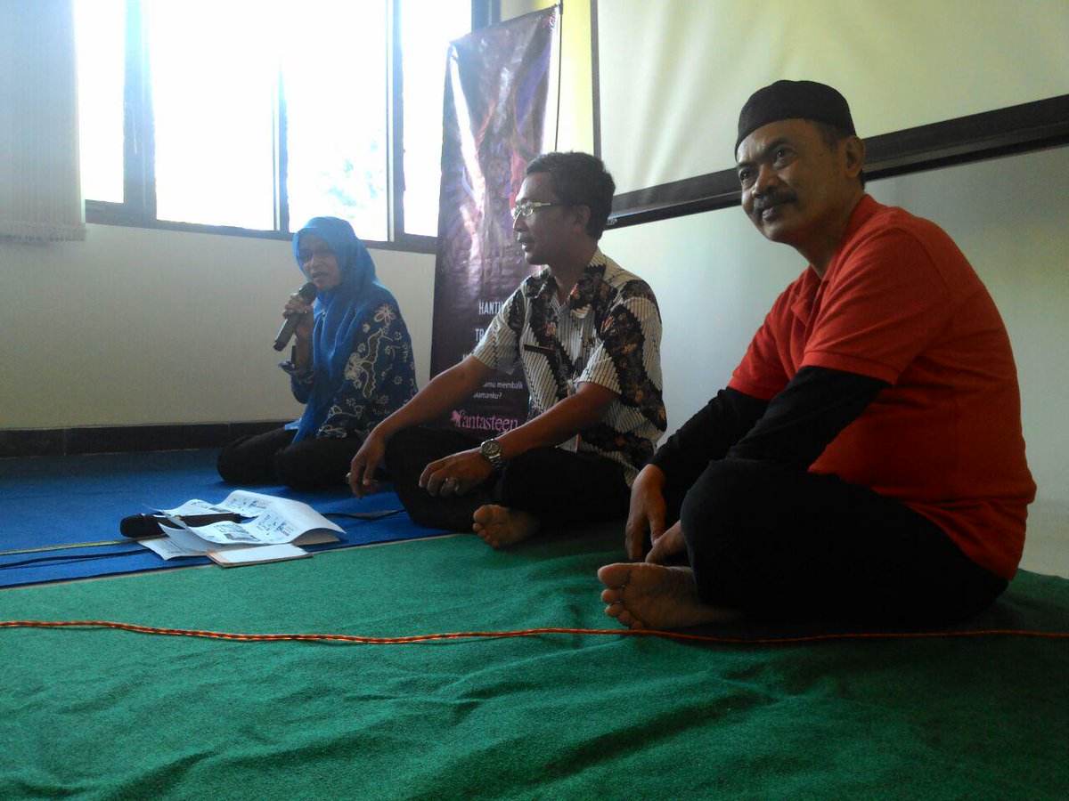 pastelbooks_id's tweet photo. Suasana ngobrolin buku bareng @billybriliant di Perpusda Banyumas :) #RoadshowDAR #ARKI2015 http://t.co/VHl7tiw2Ua