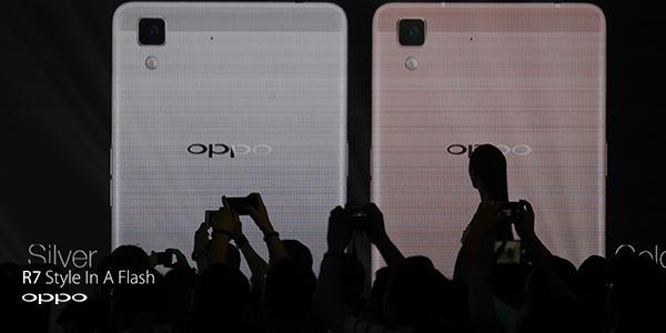 OppoDumai's tweet photo. OPPO R7 akan hadir dalam warna Silver dan Emas. #StyleInAFlash #OPPOR7 http://t.co/thgdpMlgVQ”