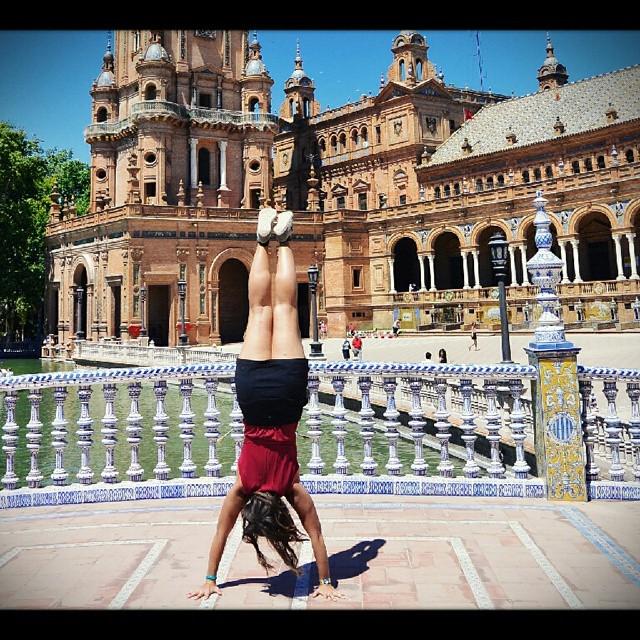 zegreengeekette's tweet photo. #handstandaroundtheworld in Sevilla ! #andalusia #spain #TGGHandstands http://t.co/WIZ0jlZFlP http://t.co/kMbgFv7G98