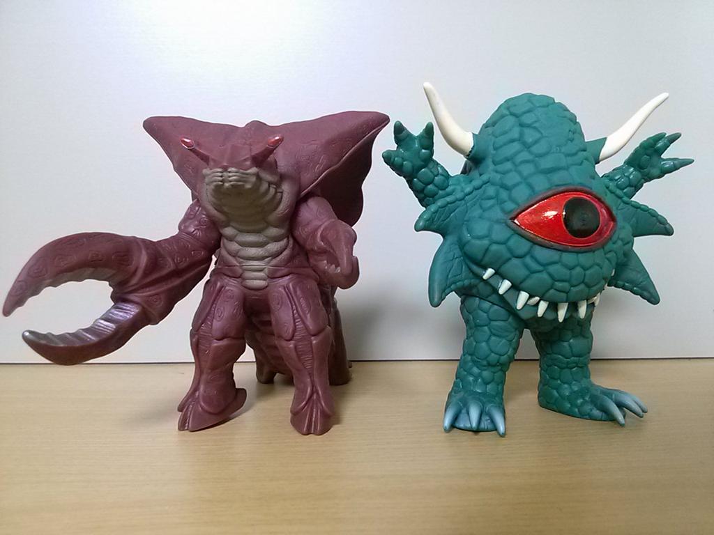 Twitter 上的 まなしな ウルトラ怪獣500ソフビをプチリペイント アクマニヤ星人とレイキュバスを赤目バージョンに アクマニヤ星人は暗闇で光ってるような感じをイメージしていたら 目玉がやたらテカってグロくなってしまった O Http T Co Lf7mbrxpey Twitter