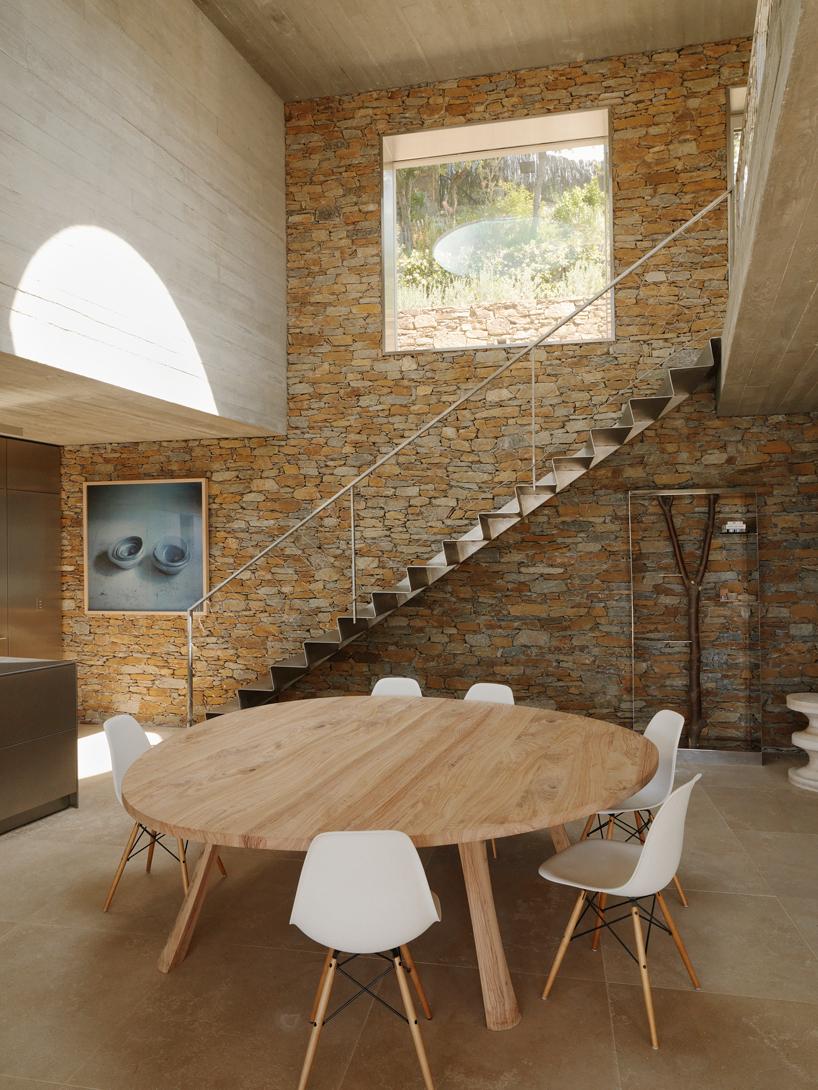 bittau's tweet photo. Interior Design:
Pascal Grasso's protruding concrete volumes form Maison Le Cap in south of France. http://t.co/CMjQayUsNv