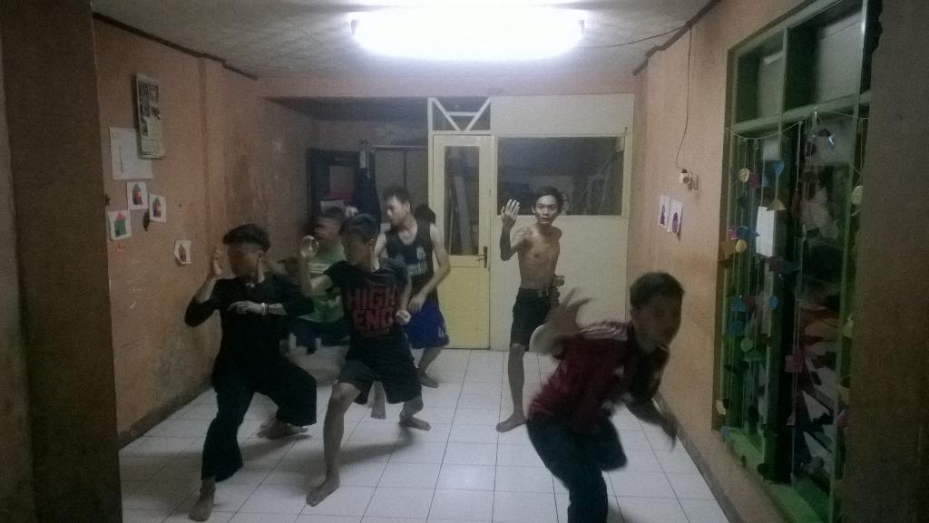RaksaSatya03's tweet photo. Kegiatan PencakSilat #KarTaMukalmiRW03 B-) @DSuhandani @kel_jamika @KecBojongloakal @kartaBDG  @ridwankamil http://t.co/C7LAoXh68R
