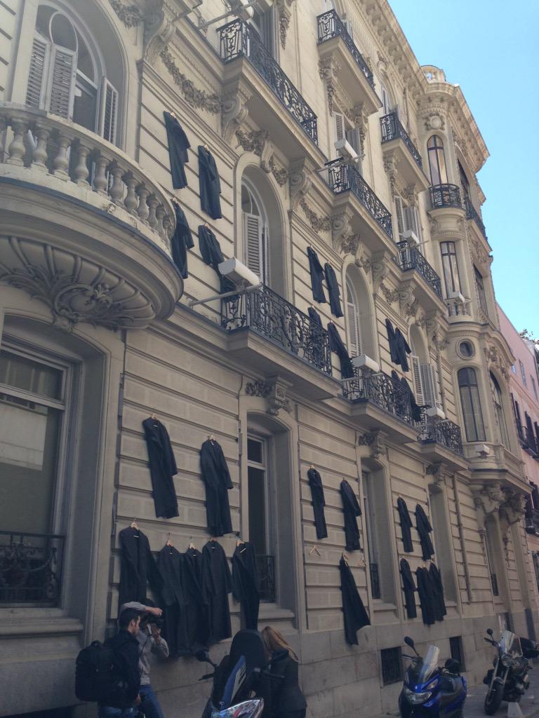 Daniela_SyS's tweet photo. Togas colgando en @icam_es como protesta en defensa del #TurnoOficio http://t.co/WkD4Q6jvqd