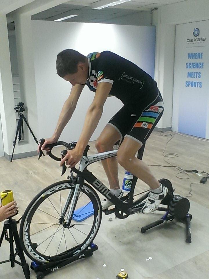 dhrt07's tweet photo. Where science meets @JelleDuym @BakalaAc_nl #fietspositionering http://t.co/FbYK3t2lub
