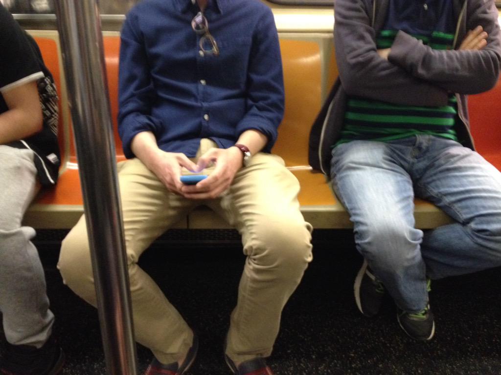 У парня встал в общественном транспорте. Пацаны без штанов. Global no pants subway ride 2014. Встает в общественном месте. Встает в общественном месте.