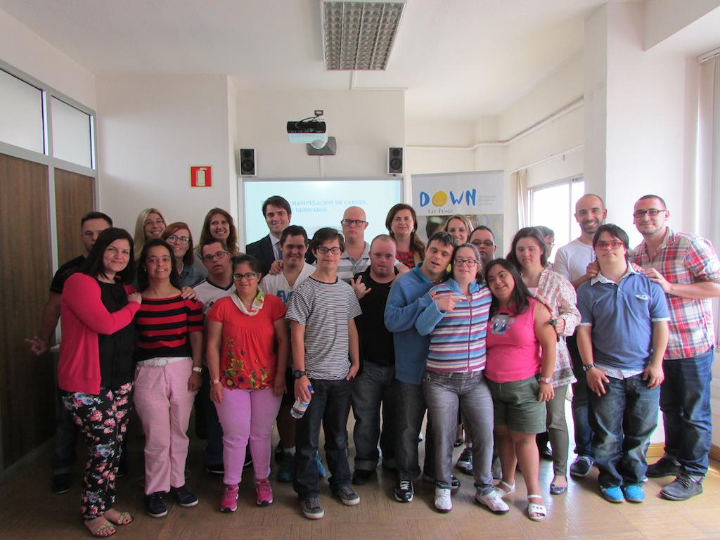 aytolpgc's tweet photo. Trece jóvenes con síndrome de Down hacen un curso de manipulador de alimentos con el @LPA_imef para buscar empleo. http://t.co/dBUnVguNaD