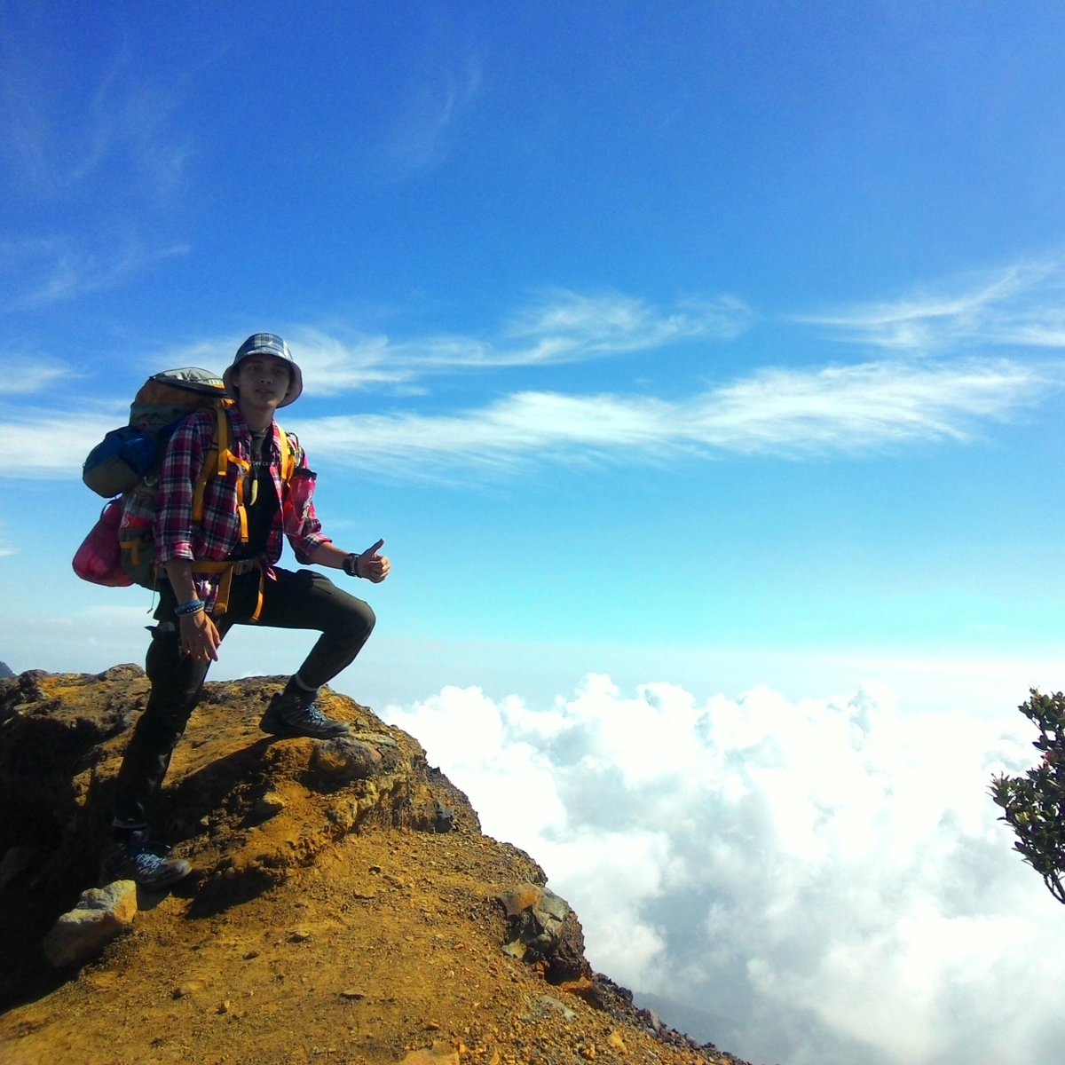 mulyanesa's tweet photo. Muncakin Mt. Gede http://t.co/asPO1HUSBS