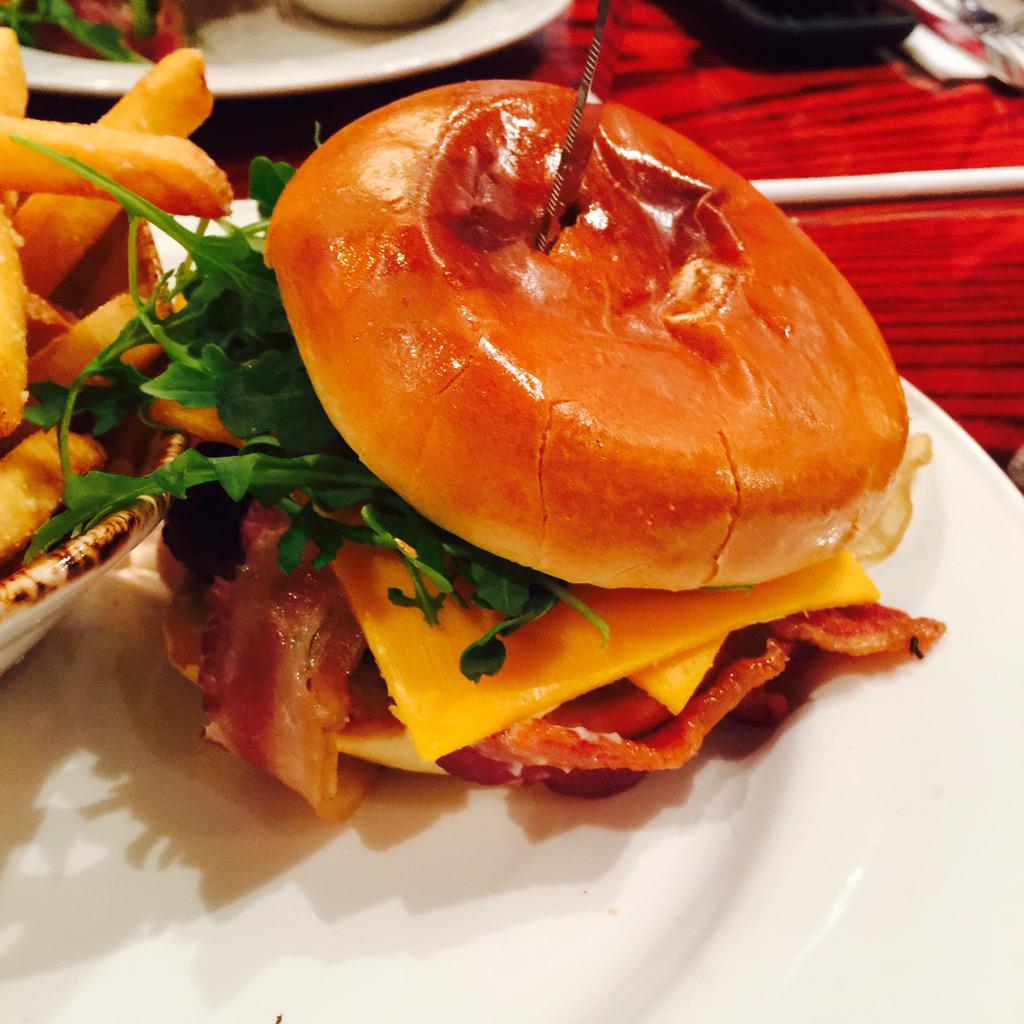 DerbyEventGuy's tweet photo. Still celebrating @KyDerbyFestival with lunch @HRCLOUISVILLE.Stop in and try Derby Burger thanks to @Kybeef! #KDF2015 http://t.co/hQWX9jA6wU