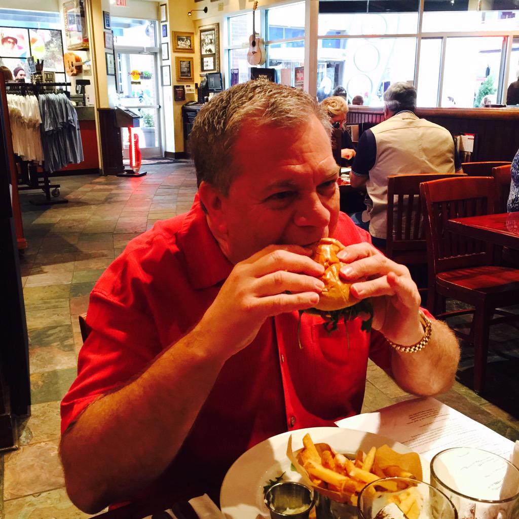 DerbyEventGuy's tweet photo. Still celebrating @KyDerbyFestival with lunch @HRCLOUISVILLE.Stop in and try Derby Burger thanks to @Kybeef! #KDF2015 http://t.co/hQWX9jA6wU