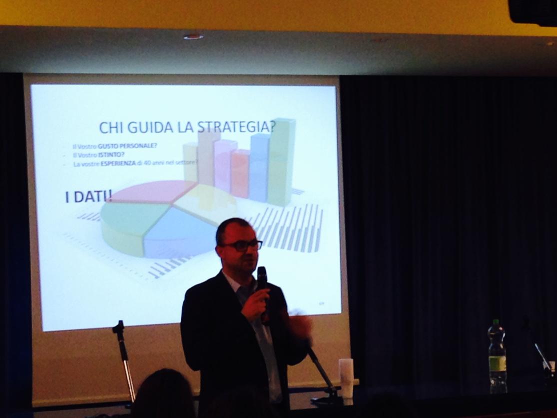 wavemktg's tweet photo. "Chi guida la strategia? I #dati" @paoloabbiati http://t.co/XHMpHHFYF9