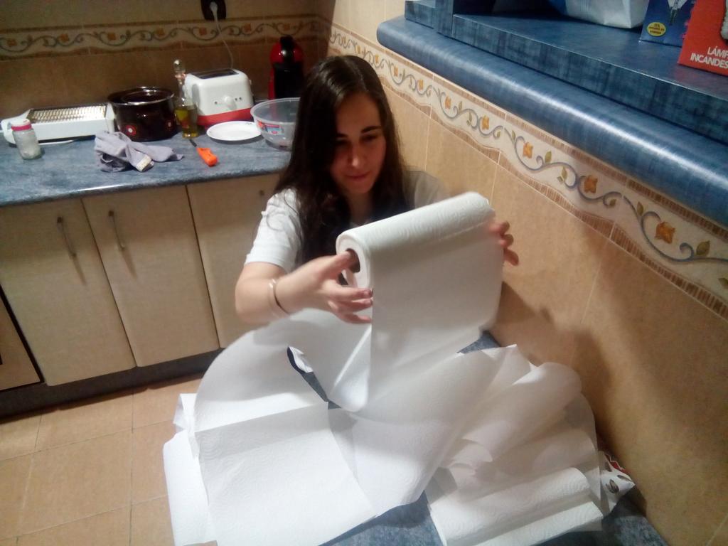 CrisgCalero's tweet photo. Cuando dejas un segundo sola a @16beli http://t.co/EAU4Jbb1WZ
