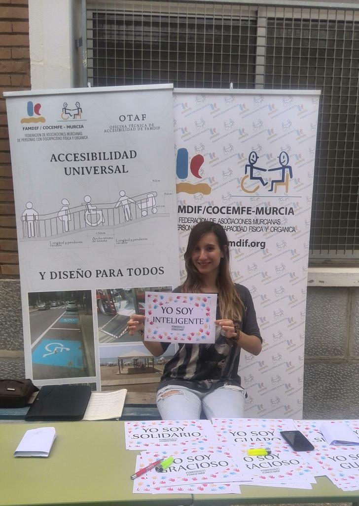 FAMDIF's tweet photo. La periodista cubriendo la campaña #SOMOSIGUALES #SOMOSFAMDIF!!! http://t.co/ASTMRWDGFK