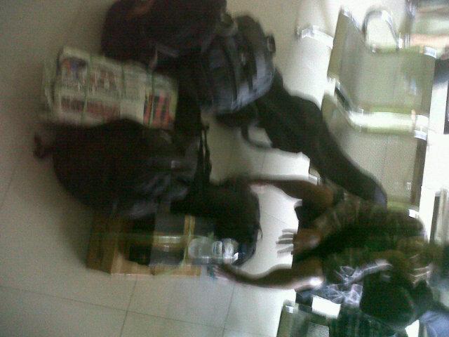 Kita seriusan lebih mirip rombongan pemudik daripada band punk rock yang mau tur. Serius.