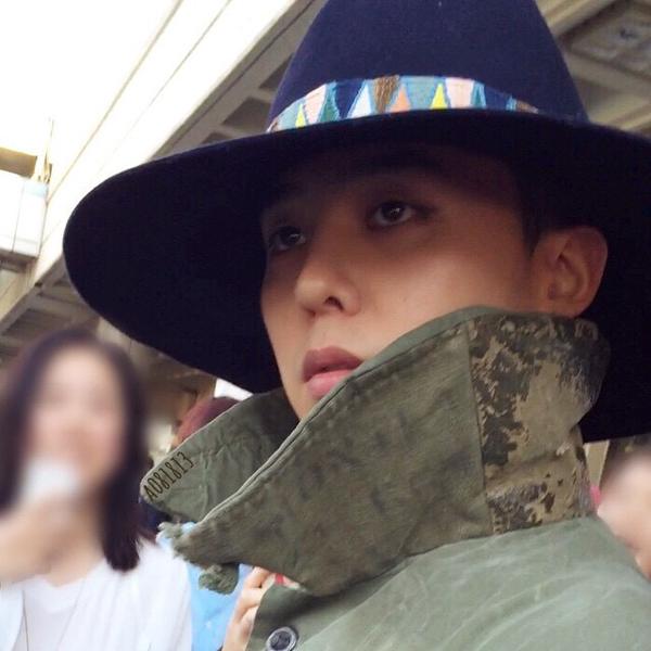 flourichngs's tweet photo. When bae walks out of the airport looking so fine and peasants rush to gush over him http://t.co/baZ6X5LgJn