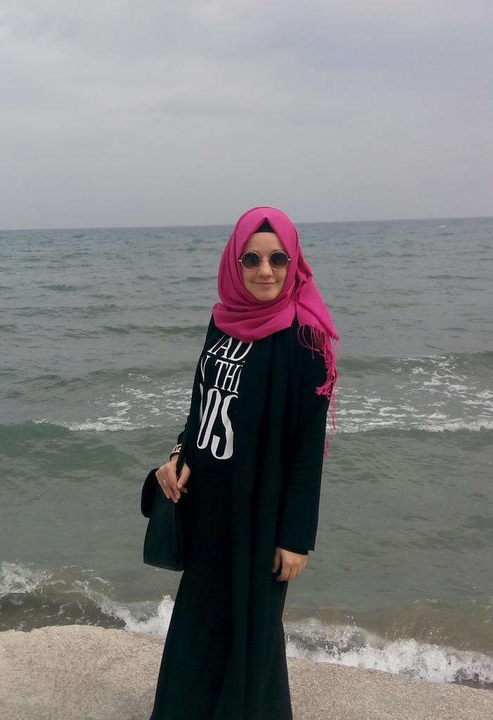 SarglOzdemir's tweet photo. Bir okyanus, yüreğimiz.. Yeterki bakmasını bilelim....#hijabifact #hijabi #HijabisBeLike #StillAtWork #beyzabetul http://t.co/jezV9vbfBU
