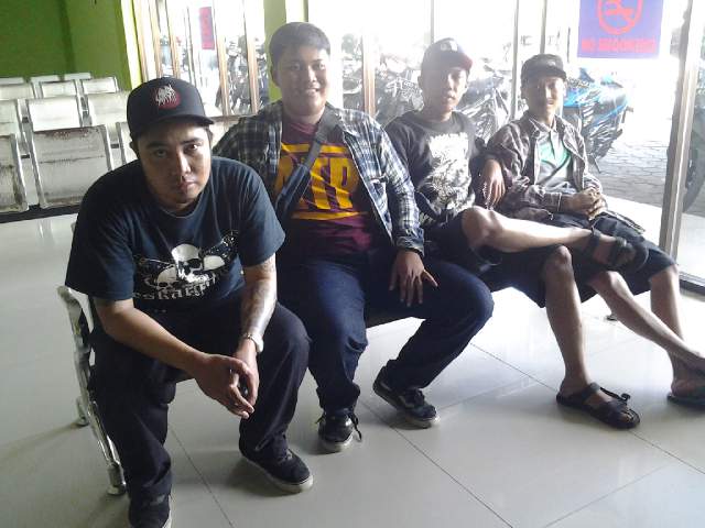 Rai2ne wis do ra penak ngenteni bis. Tiwas teko on time neng terminal.