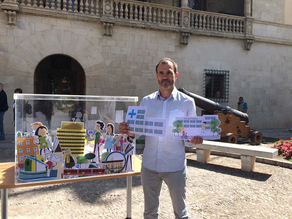 Maconfi's tweet photo. .@bielbarcelo de @MESperMallorca vota por una educación y una sanidad públicas y de calidad para todos #24MAC http://t.co/OkJtnLiYpS