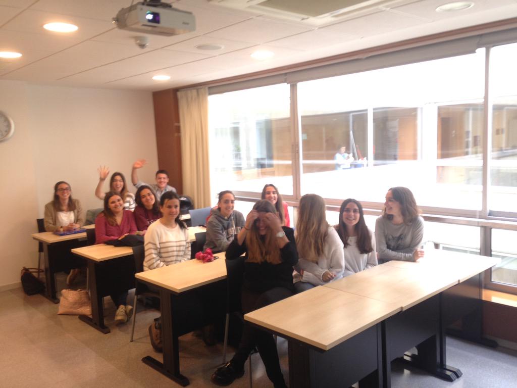 chrovira's tweet photo. 3a sessió amb alumnes de 2n d'@ESCIupf per parlar de #thewire, oportunitats, amor i #socialmedia 😉 #WWinternship http://t.co/DmVOgltr5X
