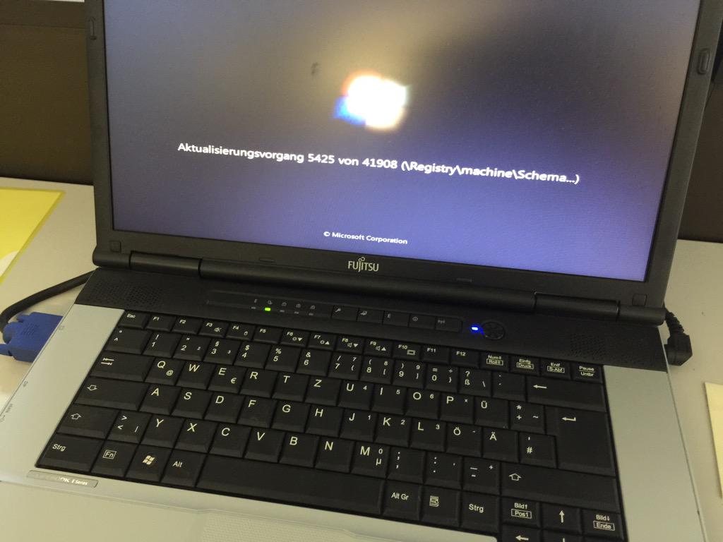 frankfeil's tweet image. Wieder mal einen Kampf mit dem Redaktions-Laptop austragen. #WindowsStyle