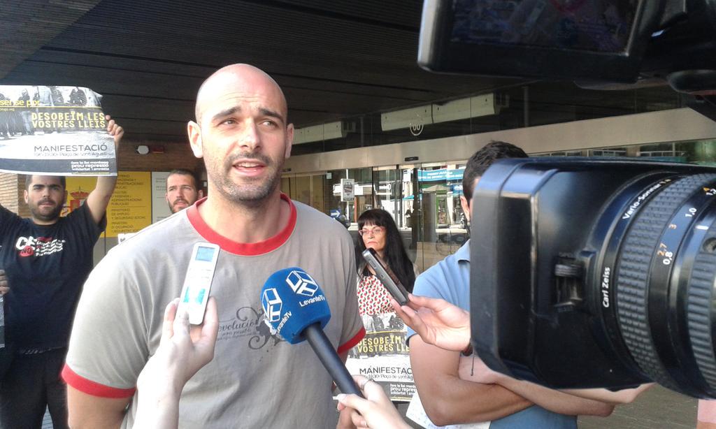 NuriaVicedo's tweet photo. 'Juntes sense por' denuncia sis expedientes sancionadors i una detenció a manifestants 20.30h @levante_tv http://t.co/wGGRty9ZFO