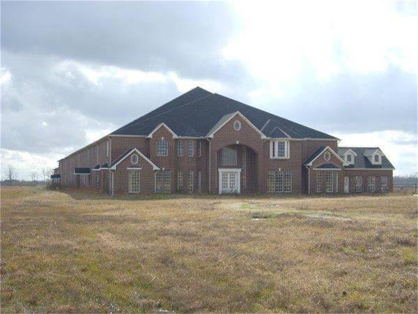 VanessaCoria's tweet photo. 60K sqft #home w/ 46 rooms, 26 full baths, indoor pool &amp; elevator in #Manvel, TX on the mkt for $3.5M. #gianthouse http://t.co/INrOBDymc8