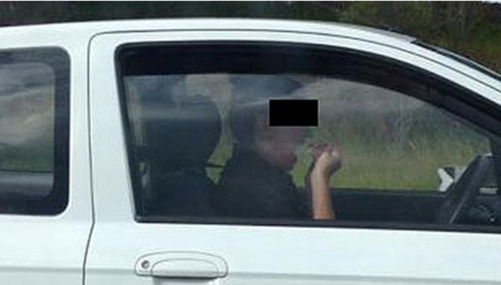 courtyarddental's tweet photo. #Flossing - good. Flossing while #driving - bad. Don't floss and drive! #iLoveHD #Huddersfield #dentist http://t.co/eS1VfJkXVZ