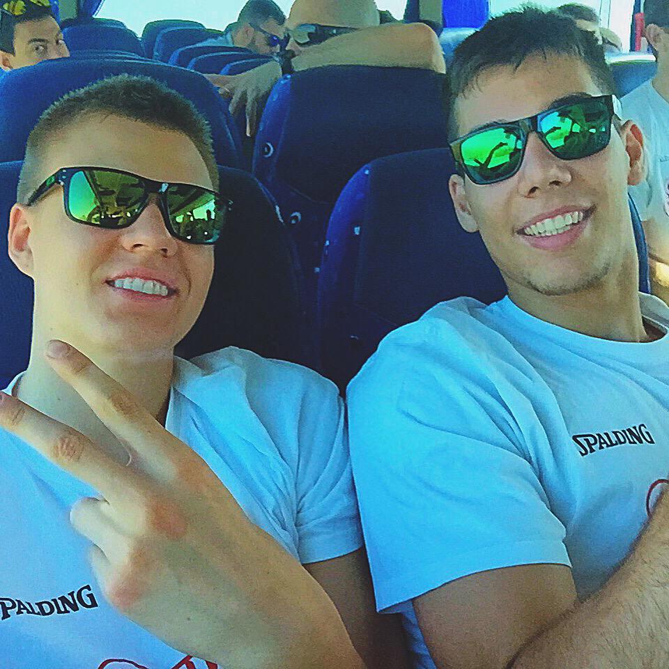 willyhg94's tweet photo. Mi hermano leton sevillano @kporzee ! De camino a la playa! #porzingis #hernangomez http://t.co/1mcn9XjJWq