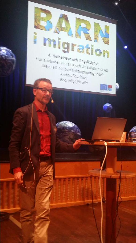 lindholm2012's tweet photo. Anders Fabricius pratar om helhetssyn, motivation och drivkraft!  #barnimigration http://t.co/0ZBOWNWokC