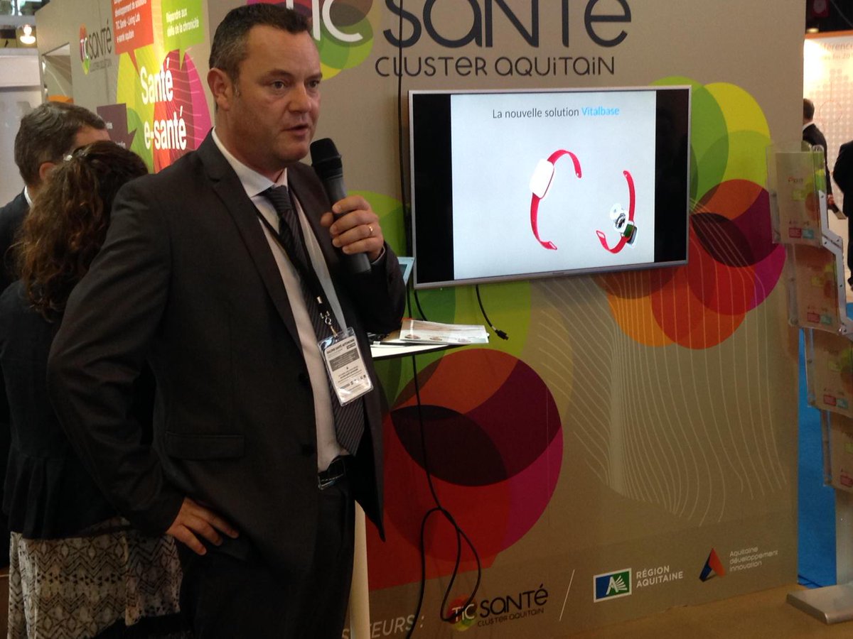 TICSanteNA's tweet photo. @VitalbaseCare présente son bracelet détecteur de chute @SanteAutonomie #HealthITExpo http://t.co/c1VirjFe2w