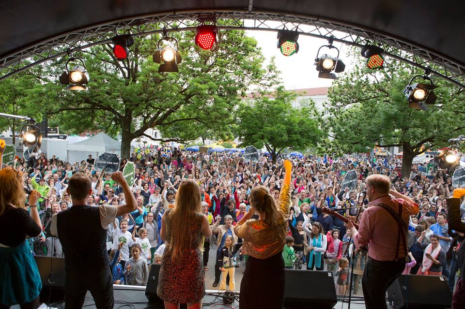 sing4climate's tweet photo. Vielen Dank an euch alle, ihr wart suuuper :-)
Klima-#Singmob 17.5.2015, Streetlife Festival, #München http://t.co/wfYzsRYjRV