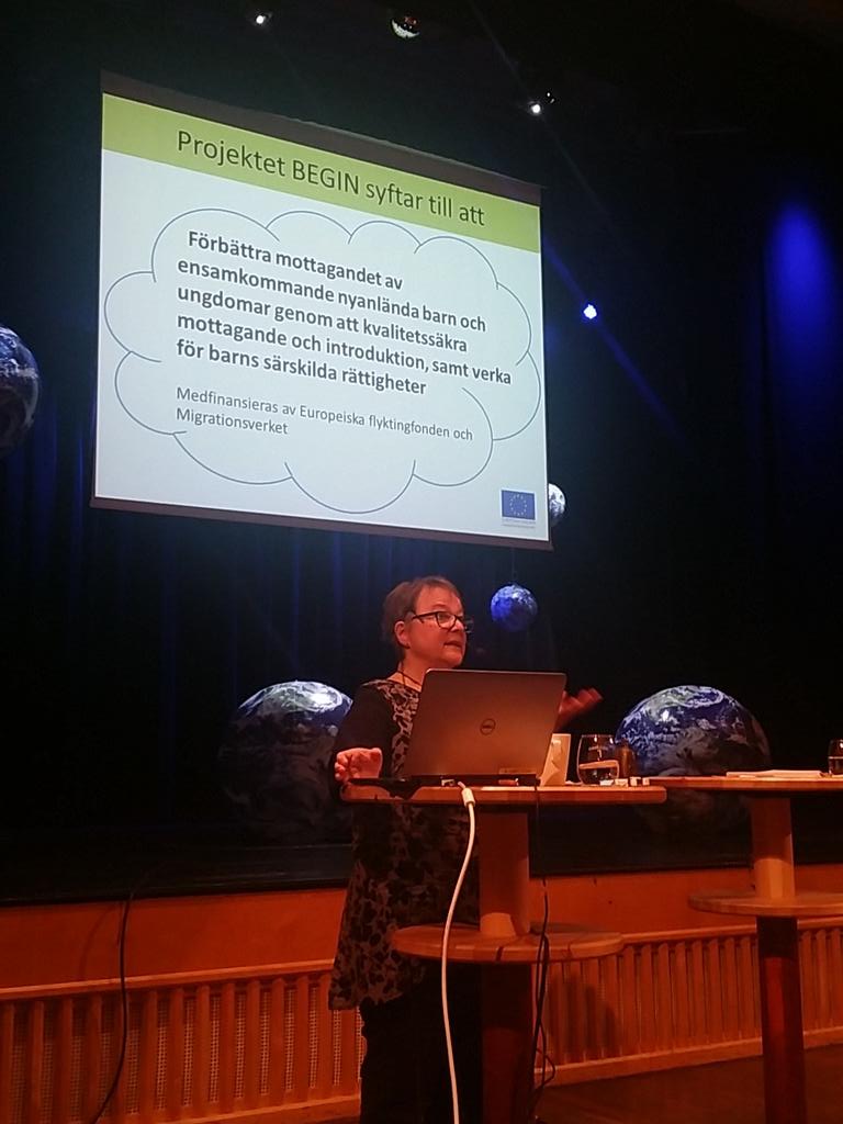 lindholm2012's tweet photo. #barnimigration Berit Holter presenterar hur BEGIN recyclat erfarenheter att funka ur ett ensamkommandeperspektiv http://t.co/enwWGM30hD