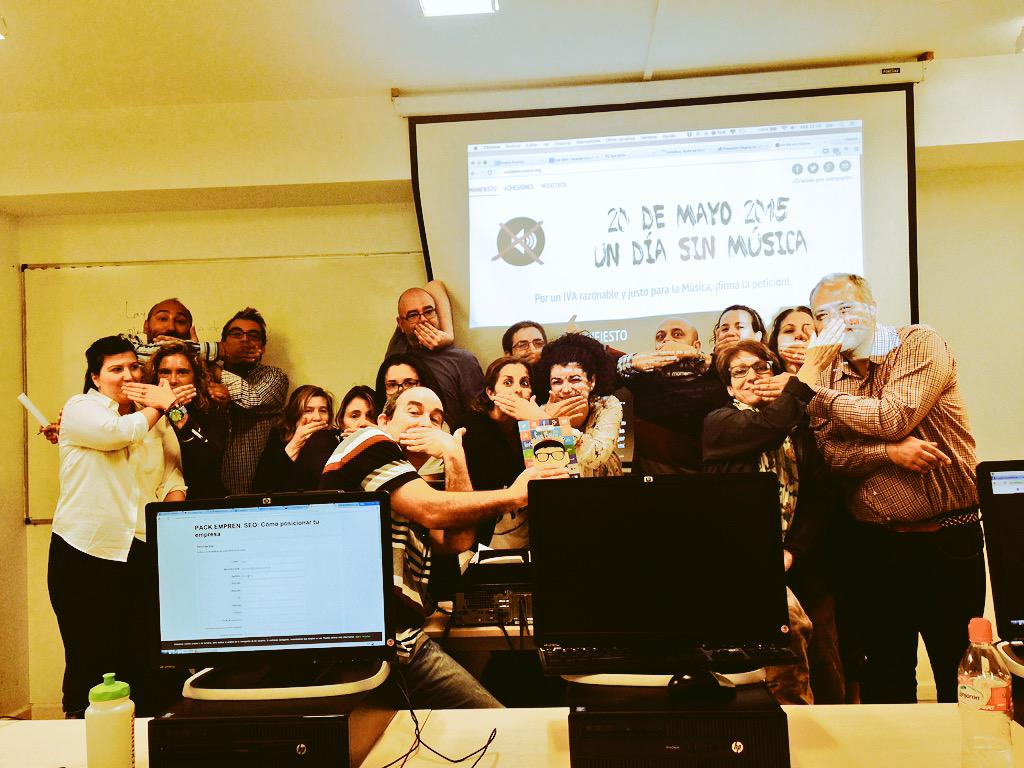 cubain's tweet photo. "Sin música la vida sería un error" #UnDíaSinMúsica con los alumnos de #cmpactiva en @PalmaActiva con @despallargas http://t.co/96LQtgH1d3