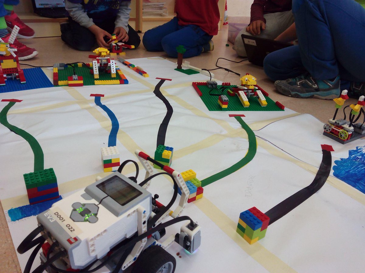 Aprentik_'s tweet photo. Vols fer robòtica educativa? Vine al casal tecnològic de #roboticaeducativa a @rocaumbertfa @granollers @DigitalGran http://t.co/bWELyqbc5p
