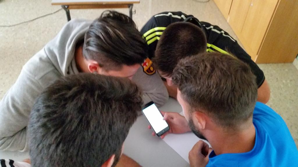 tafaddevesa's tweet photo. Campeonato @Socrative #TAFAD #LaDevesa | Cada grupo crea su reto para los demás equipos #edtech http://t.co/yesqQ33y9V