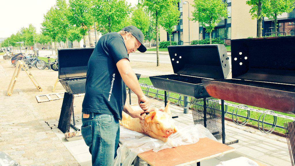 ABordvik's tweet image. The grills have arrived for #techbbq.
Now we are preparing the meat.
Another great @TechBBQ this year.