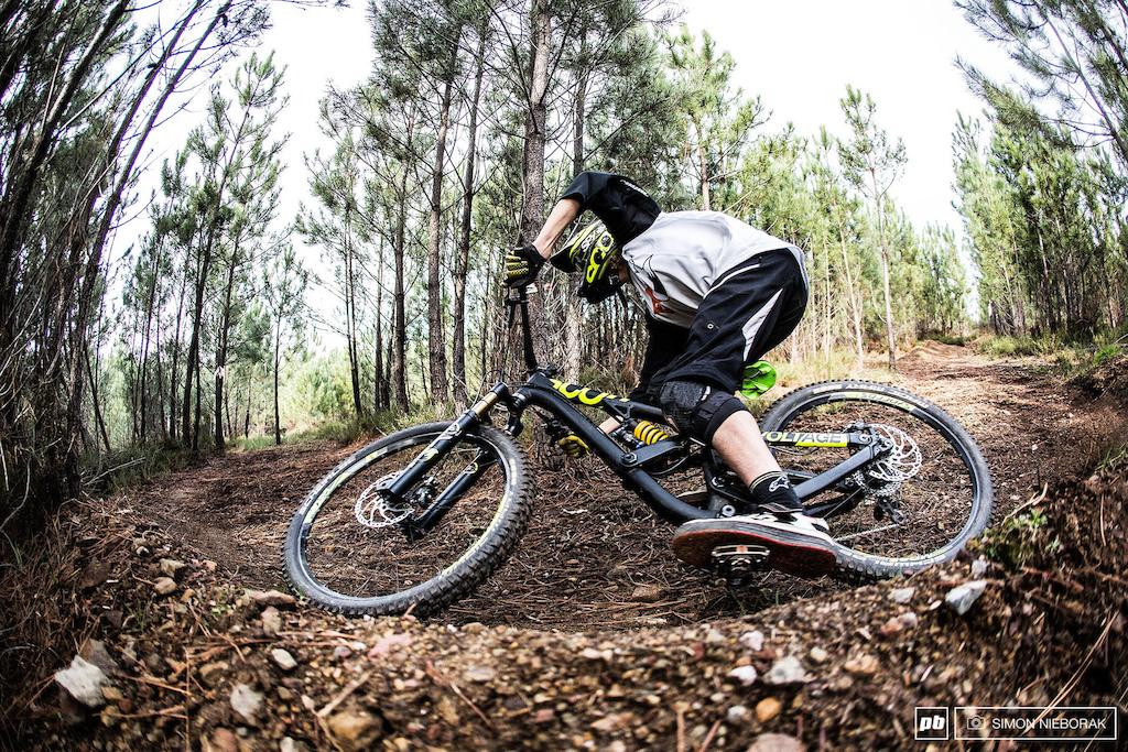 pinkbike's tweet photo. We take a look at the @bikeonscott Voltage FR 710: http://t.co/3MsKAUQuPr #Review http://t.co/2DfUSeha7T