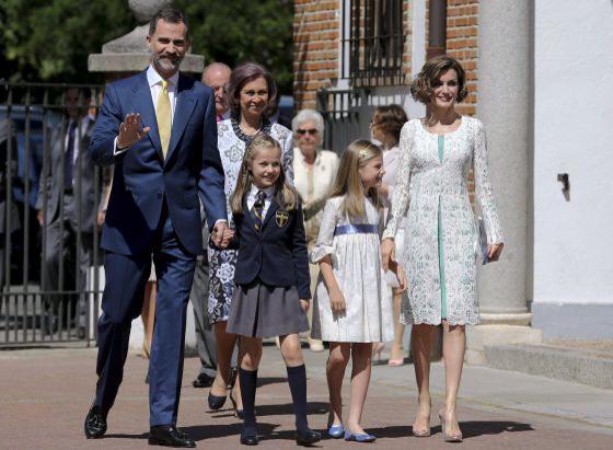 elpais_gente's tweet photo. Leonor reúne a la familia real en su comunión http://t.co/jpHzkTnw19 http://t.co/EqfBjWn5Ww